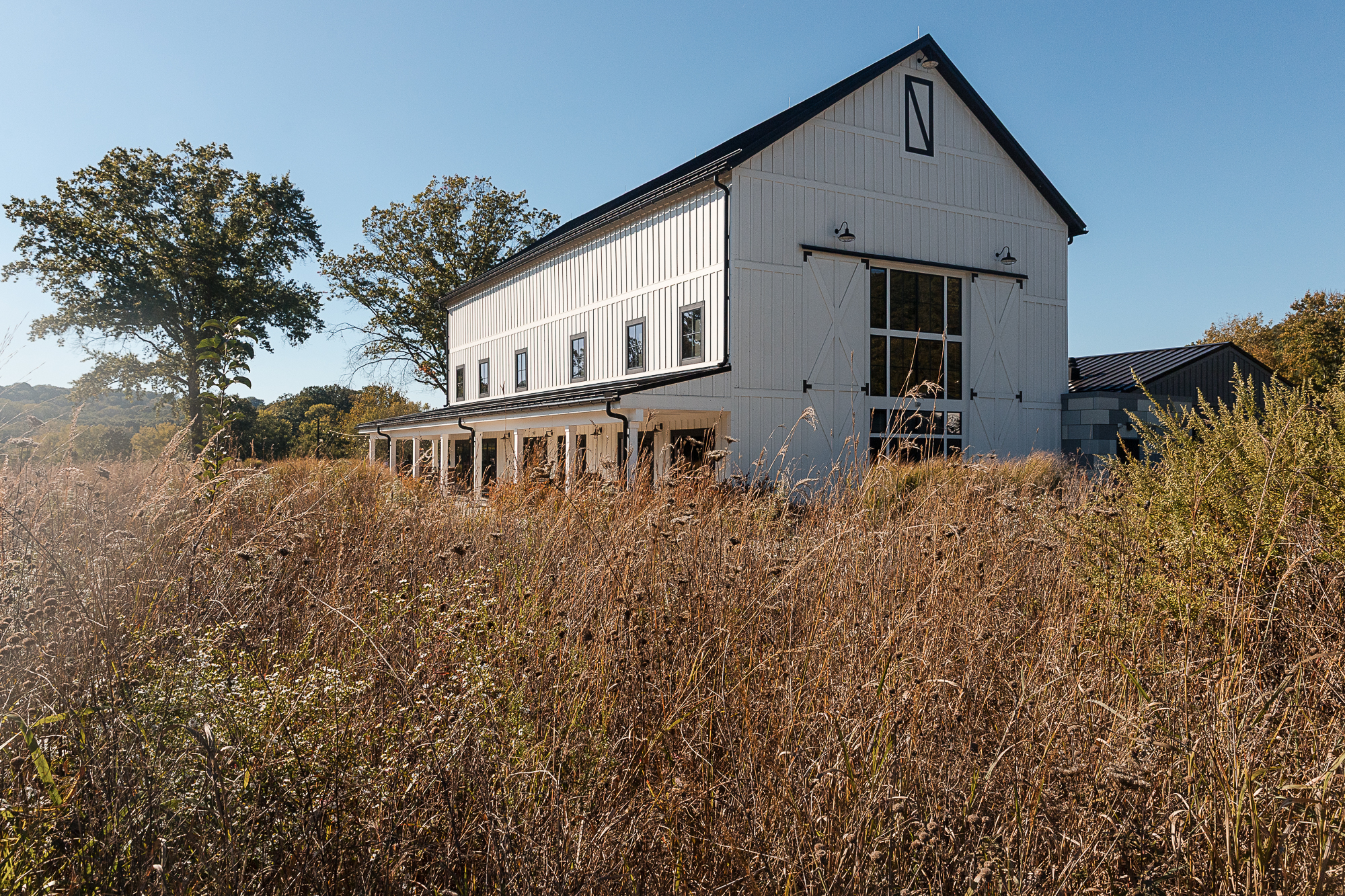 Himelright Lodge at Cascade Valley Metro Park on a sunny fall day, exterior view for a Himelright Lodge wedding in Ohio